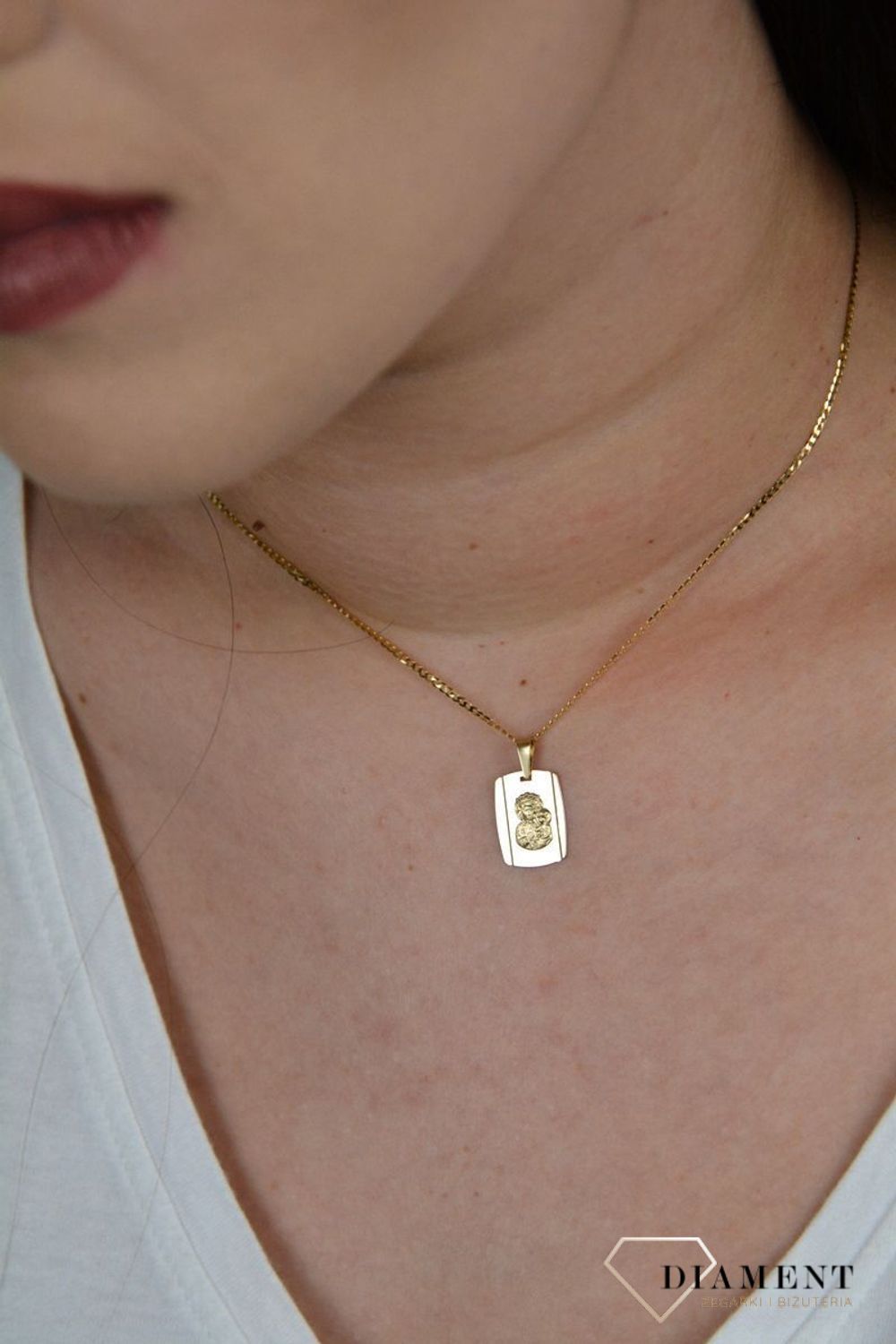 Złoty medalik z wizerunkiem Matki Boskiej Częstochowskiej. ZA 6062.jpg